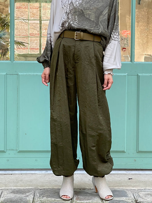 High-waisted dressy jogging pants with a belted waist and elasticated cuffs