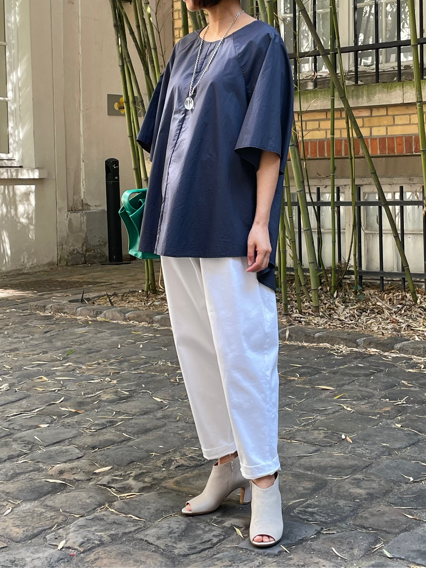 Blouse ample en coton bleu – coupe minimaliste