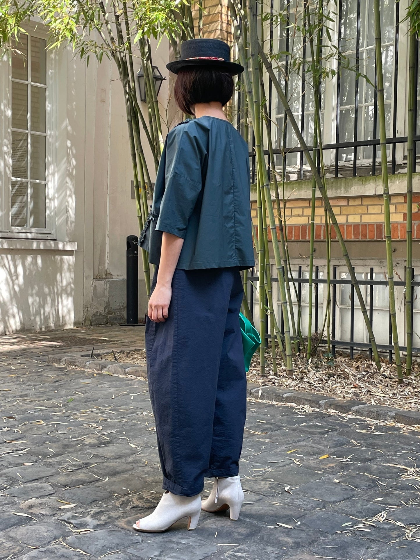 Pantalon bleu marine en coton – Confort moderne et allure intemporelle