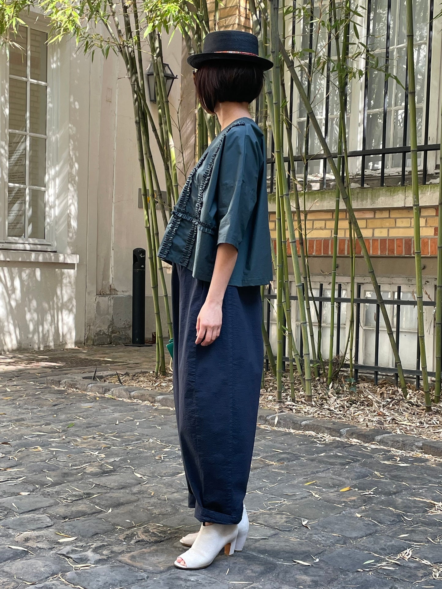 Pantalon bleu marine en coton – Confort moderne et allure intemporelle