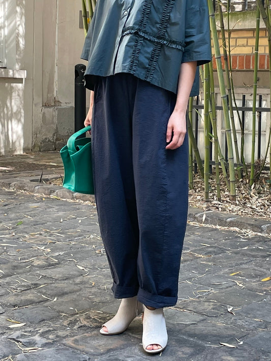 Pantalon bleu marine en coton – Confort moderne et allure intemporelle