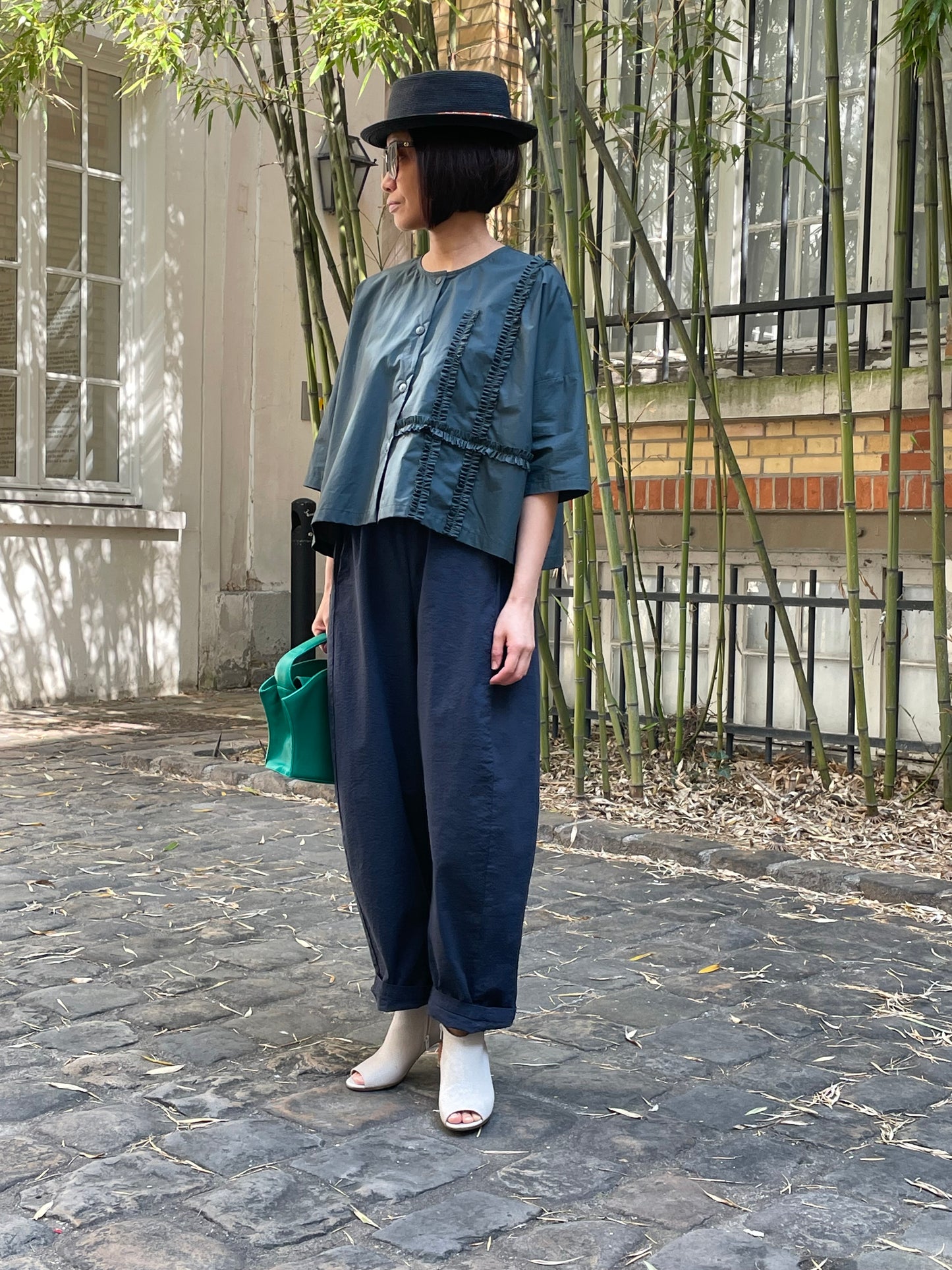 Pantalon bleu marine en coton – Confort moderne et allure intemporelle