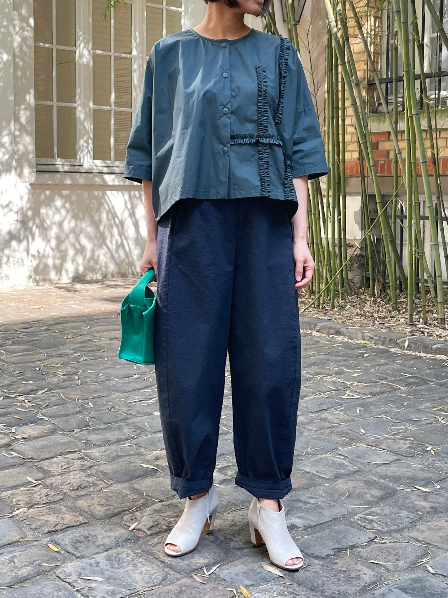 Pantalon bleu marine en coton – Confort moderne et allure intemporelle