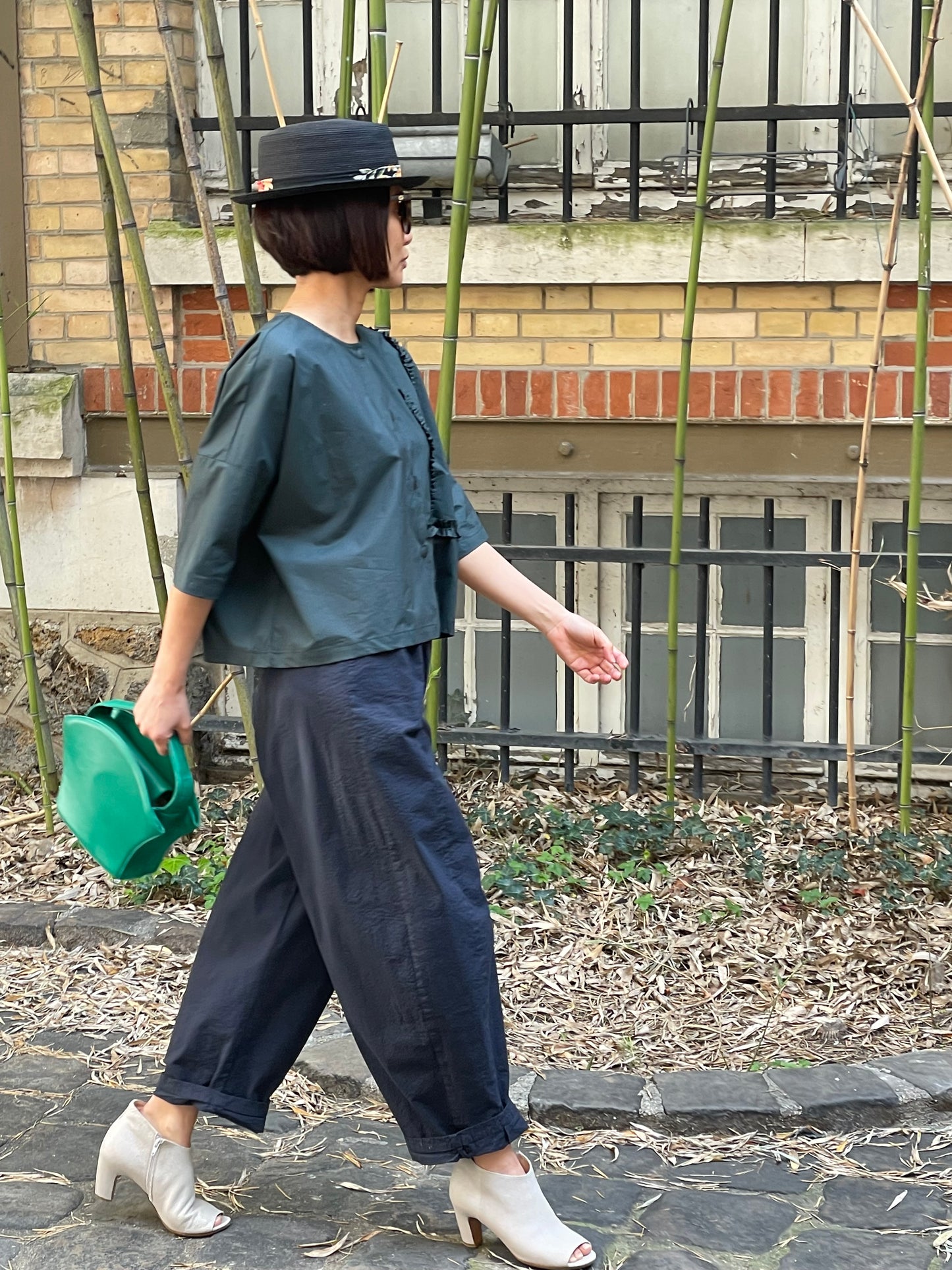Pantalon bleu marine en coton – Confort moderne et allure intemporelle