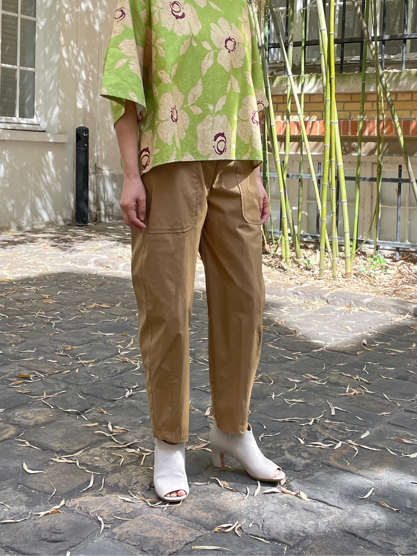 High-waisted cropped trousers