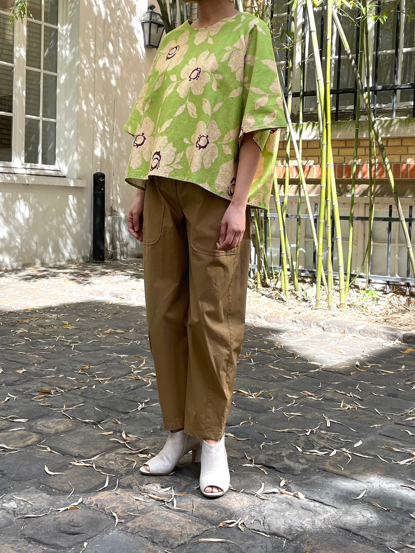 High-waisted cropped trousers