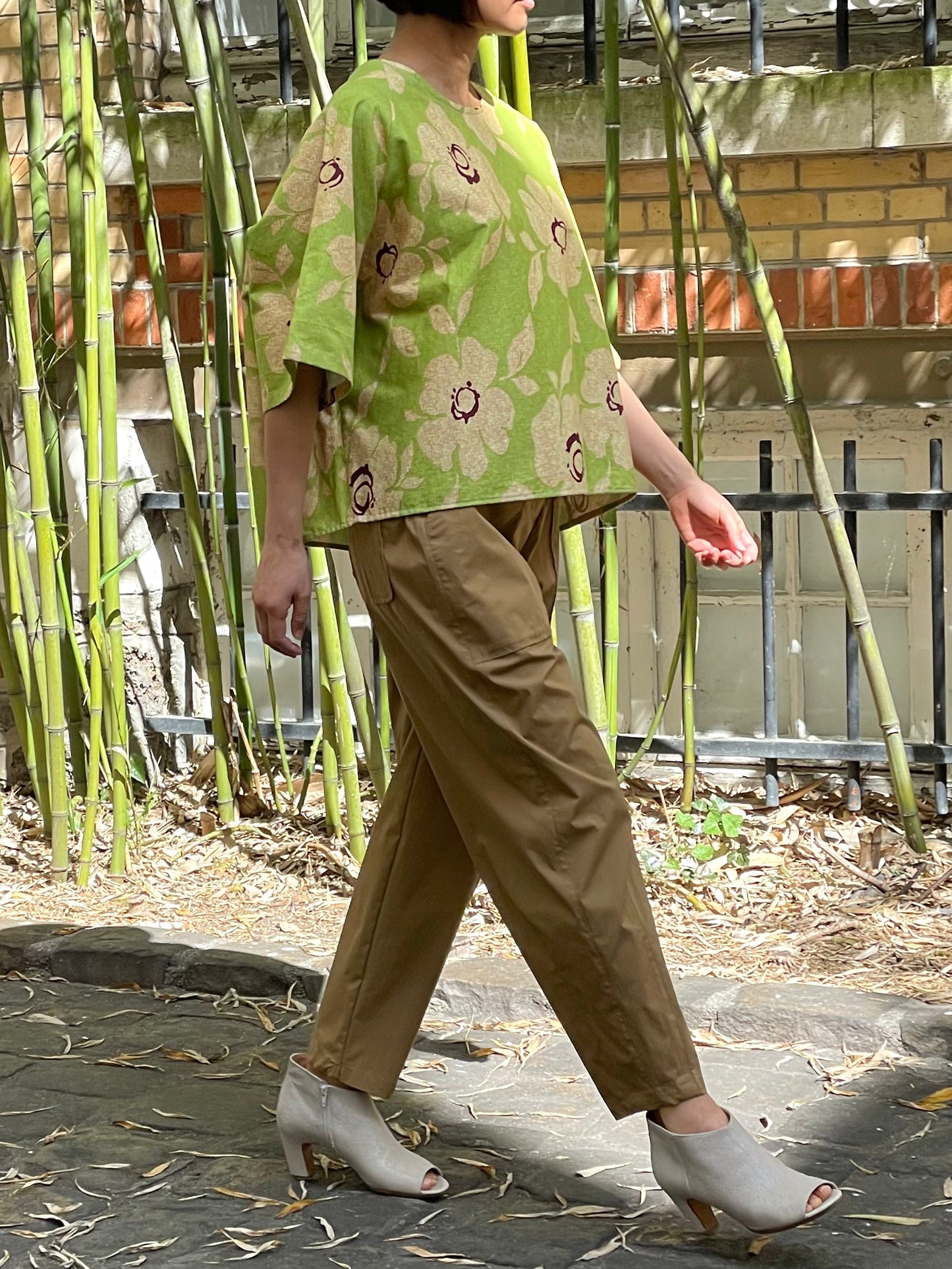 High-waisted cropped trousers