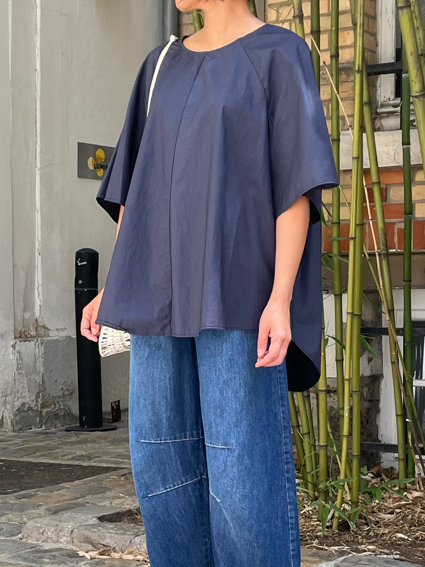 Blouse ample en coton bleu – coupe minimaliste