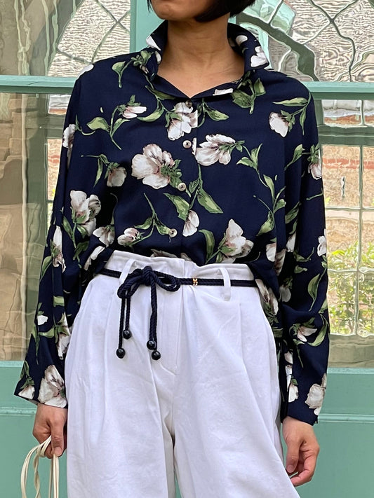 Chemise bleue fleurs blanches