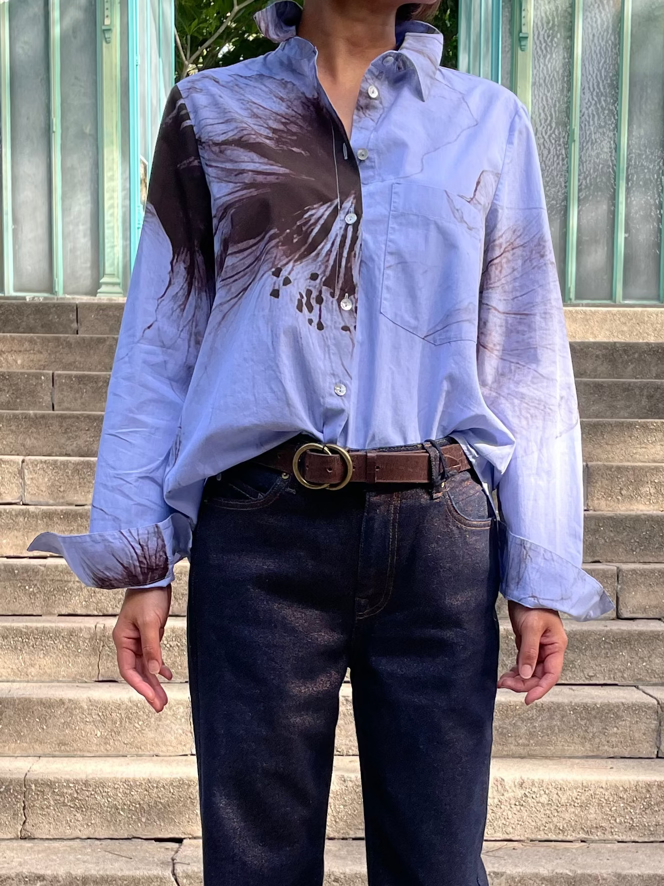 Chemise bleu clair à motifs floraux
