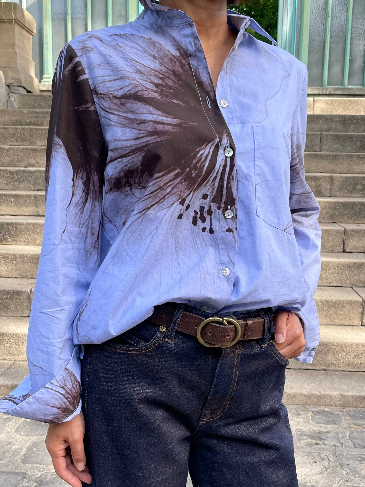 Chemise bleu clair à motifs floraux