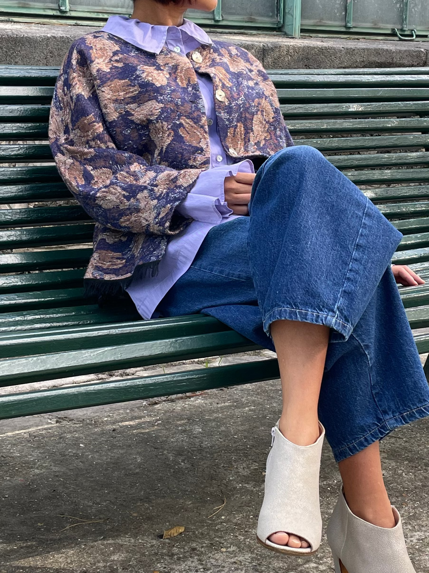 Veste en alpaga mélangé à motif floral et plumes colories sables