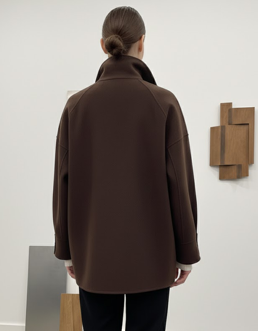 Manteau chocolat à poches et fermeture boutonnée