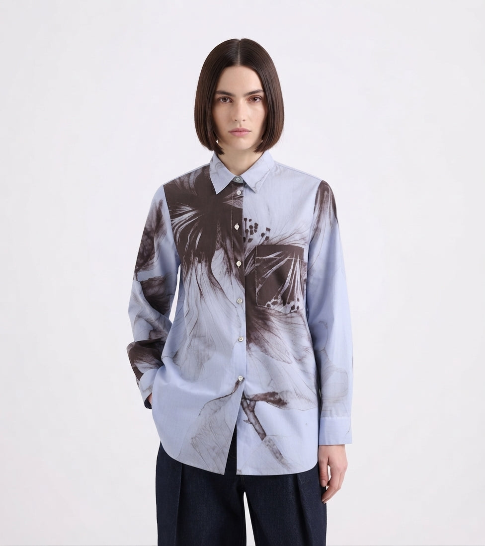 Chemise bleu clair à motifs floraux