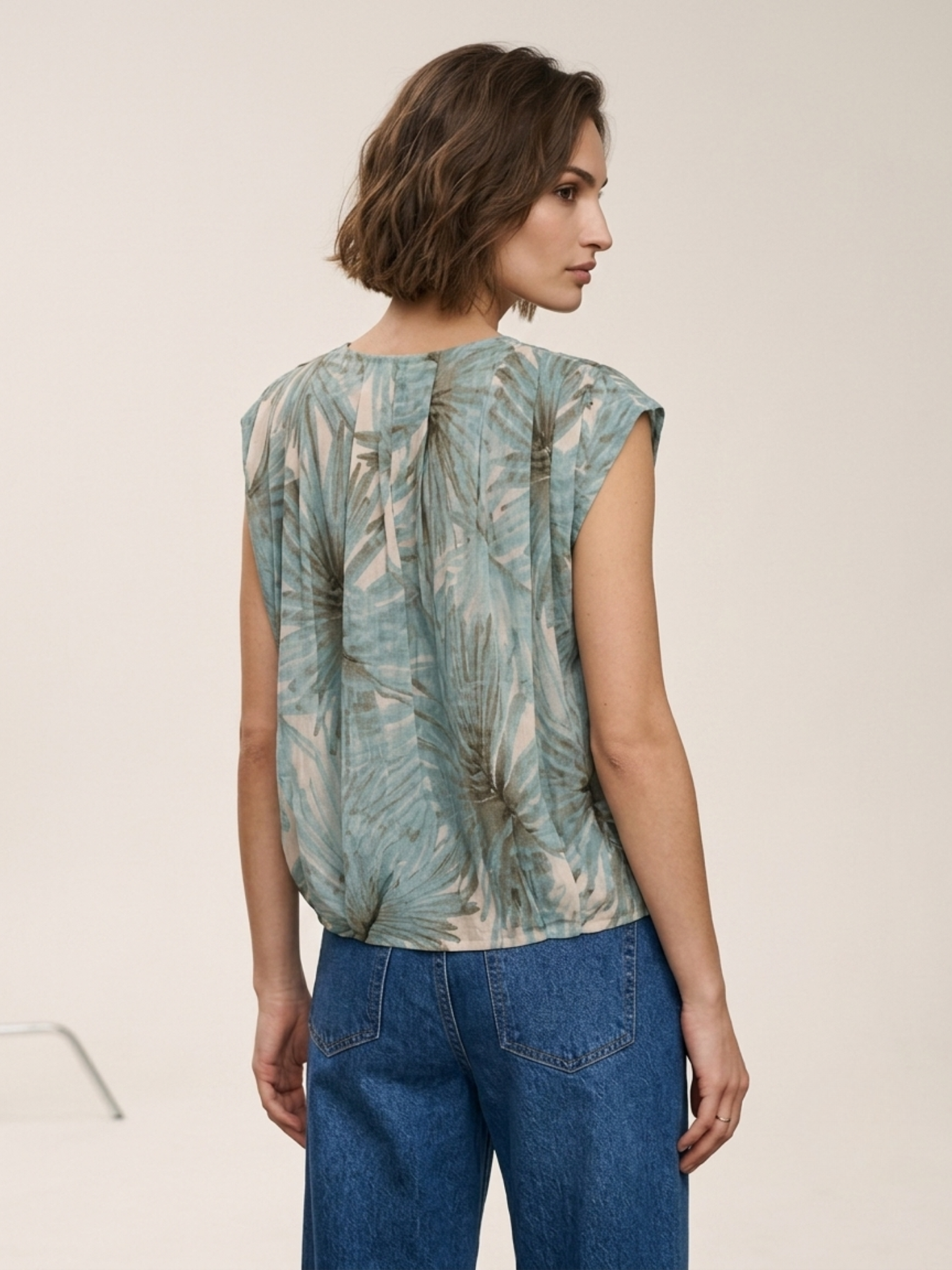 Sleeveless blouse with leaf print